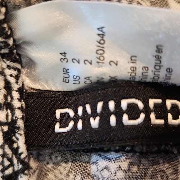 H&M Divided - Black and White Patterned Women's Shorts. Size 2 - Picture 2 of 4